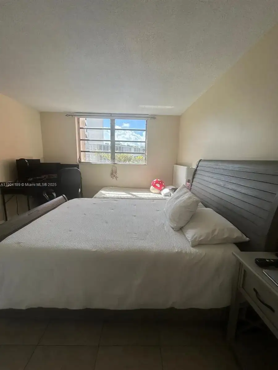 1700 NE 191st St # 304, Miami FL 33179 photo 4
