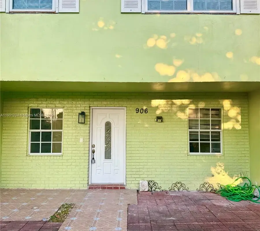 906 SW 74th Ave, North Lauderdale FL 33068
