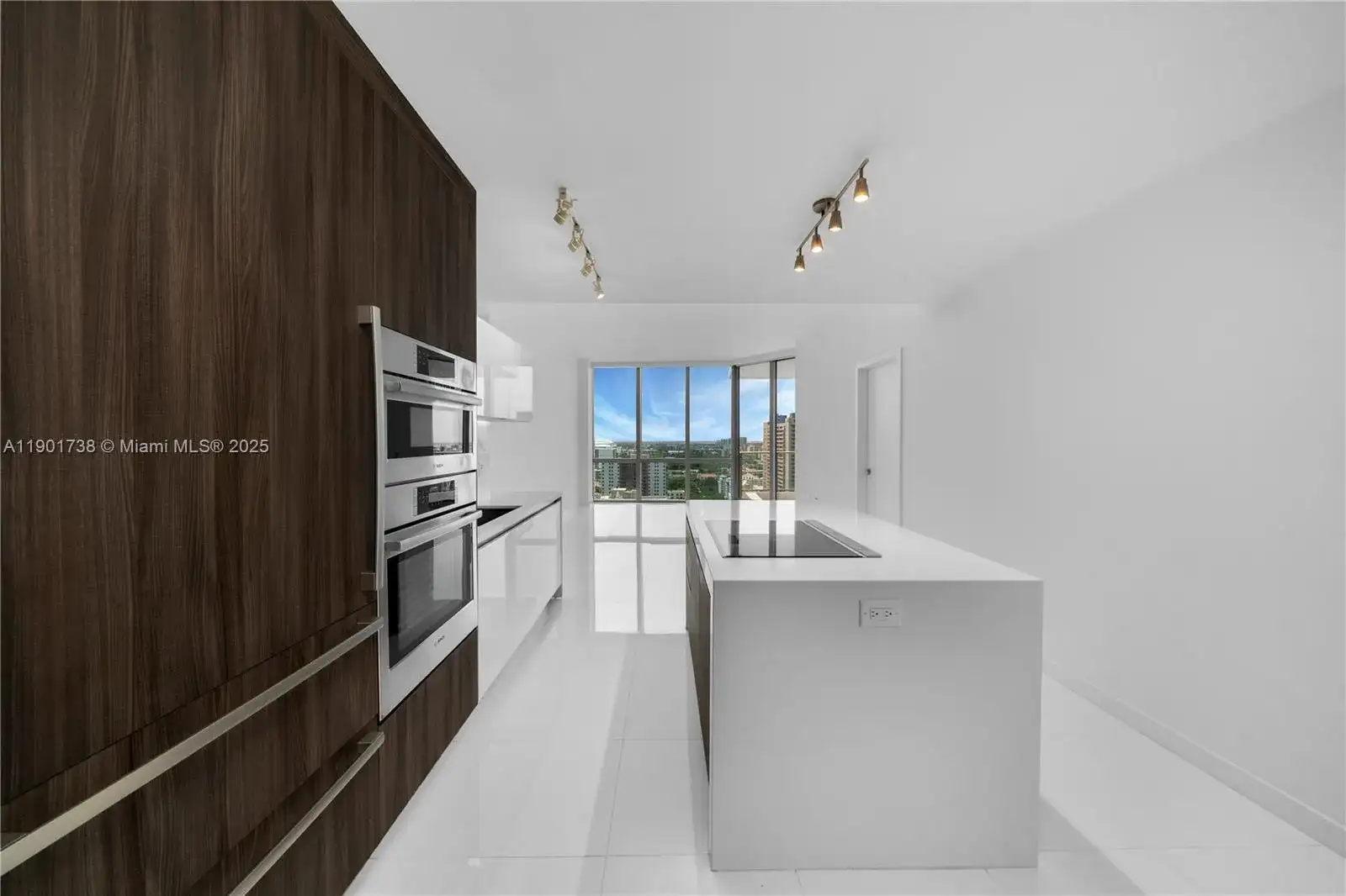 851 NE 1st AVE # 2106, Miami FL 33132 photo 3