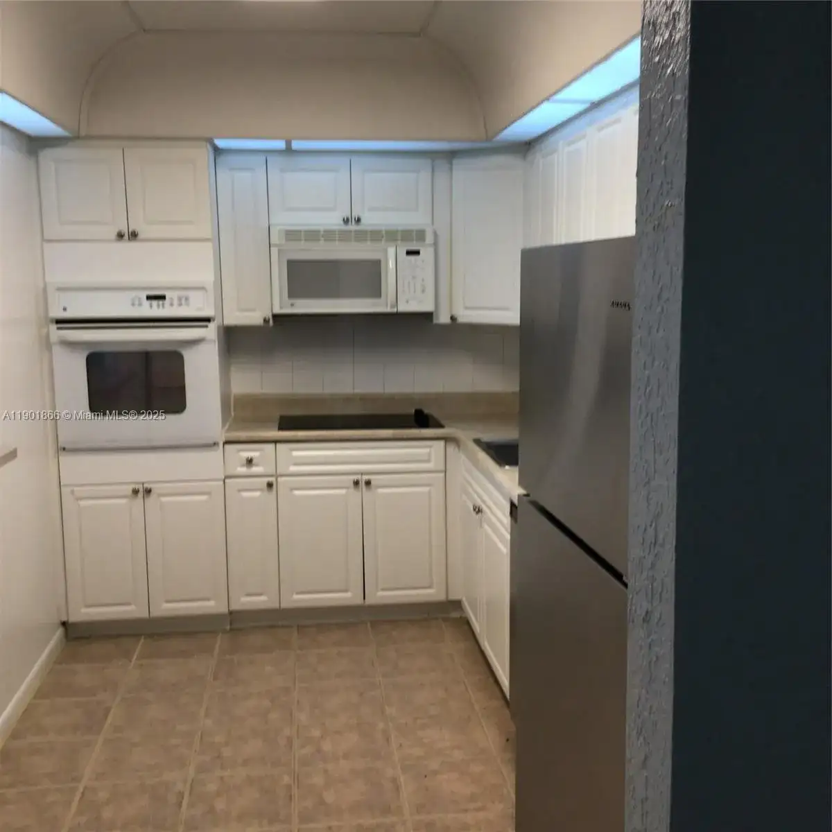 19390 Collins Ave # 611, Sunny Isles Beach FL 33160 photo 4