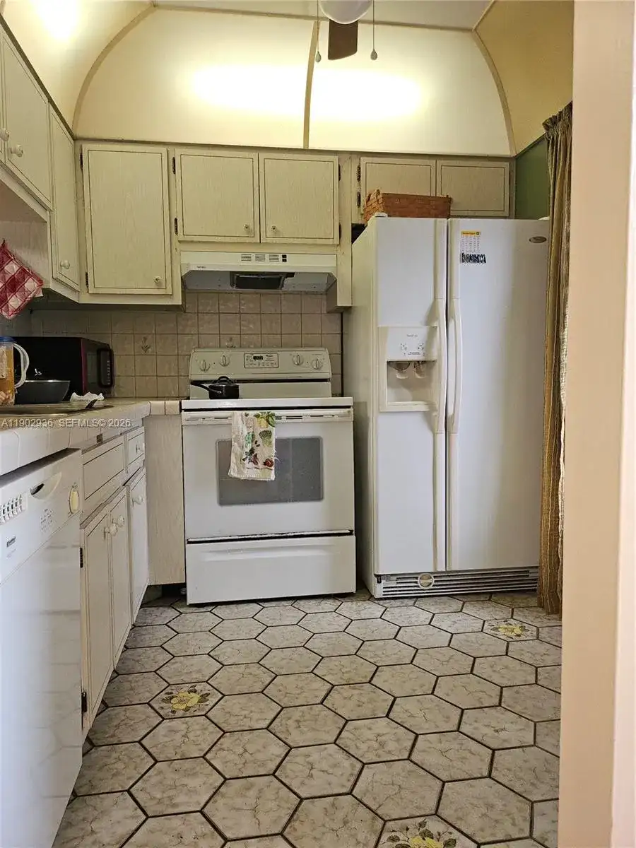 5121 W Oakland Park Blvd # 211, Lauderdale Lakes FL 33313 photo 2