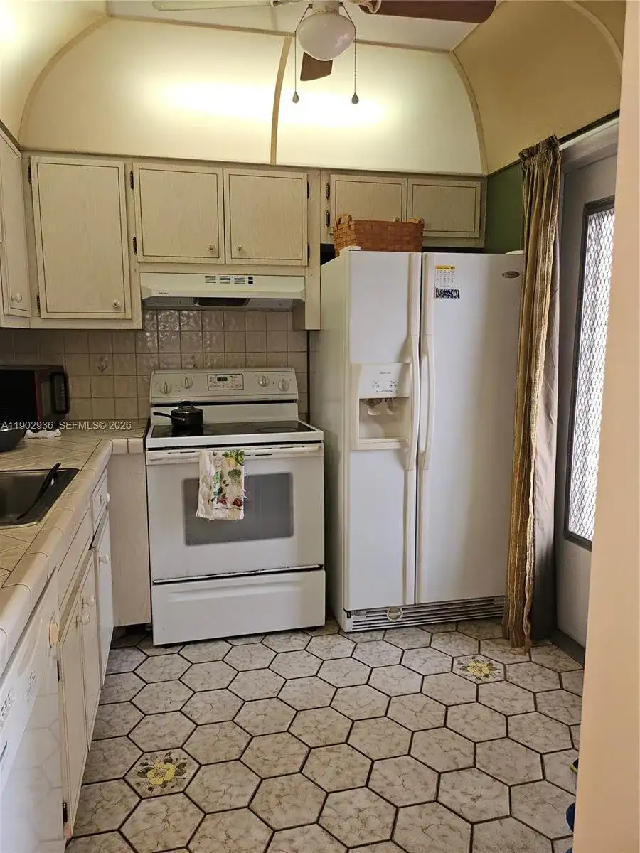 5121 W Oakland Park Blvd # 211, Lauderdale Lakes FL 33313 photo 3