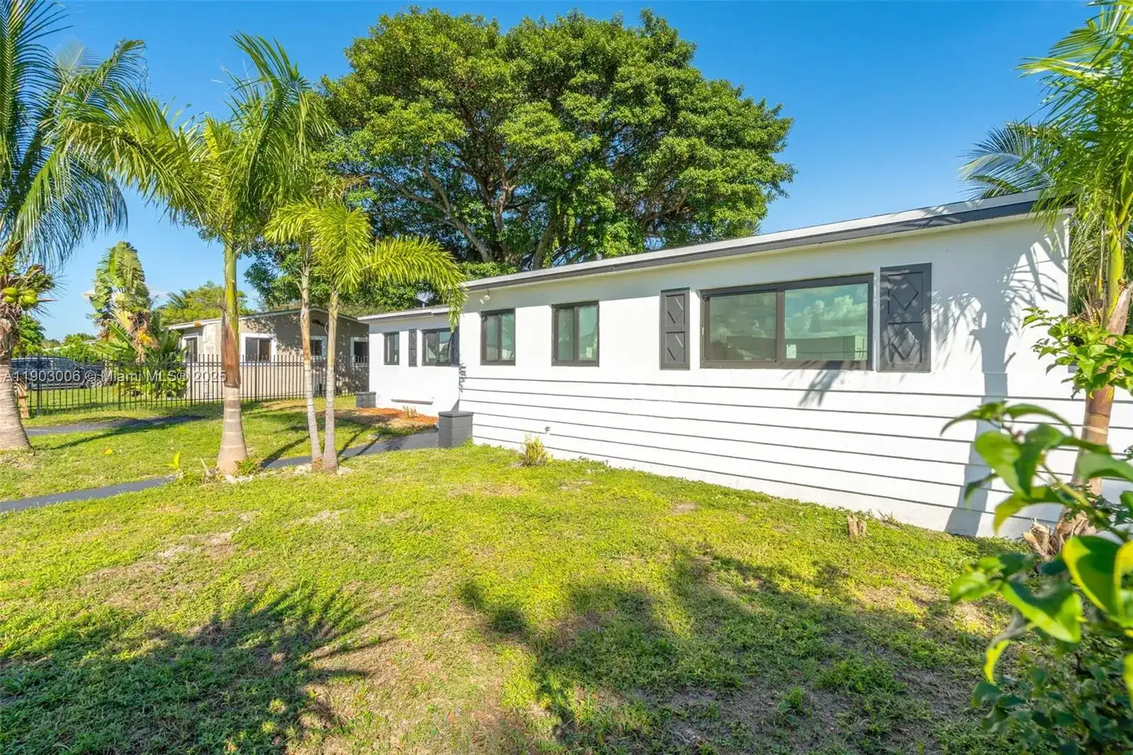 1021 NW 195th St, Miami Gardens FL 33169 photo 2