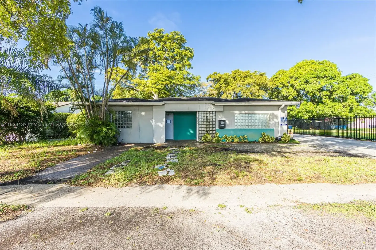 16190 NE 11th Ct, North Miami Beach FL 33162 photo 2