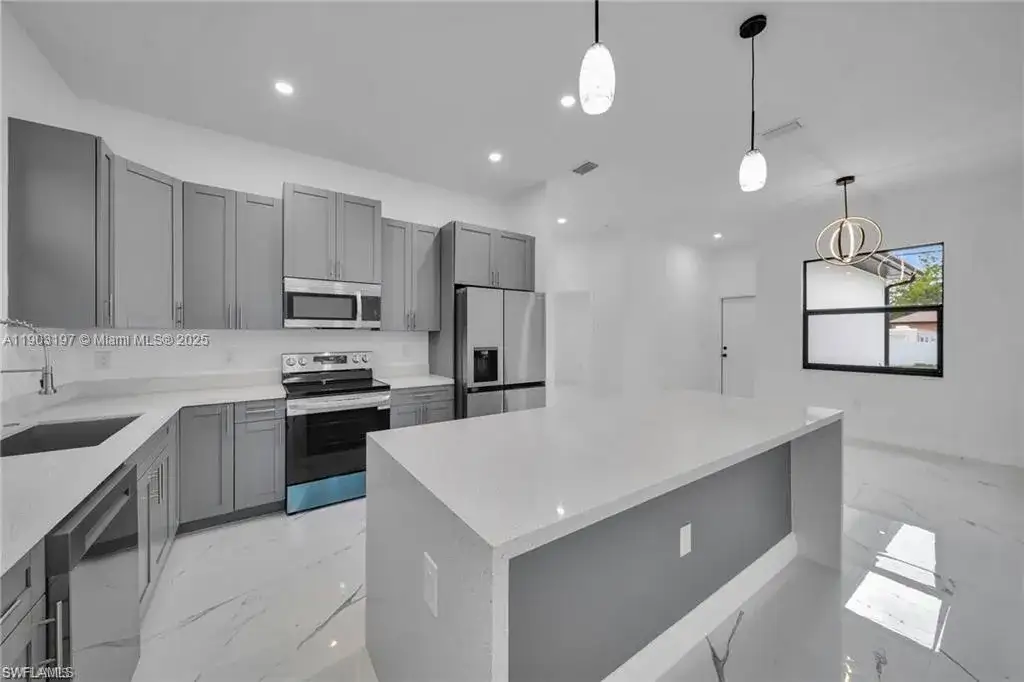 1006 W 10TH ST, Other City - In The State Of Florida FL 33972 photo 5