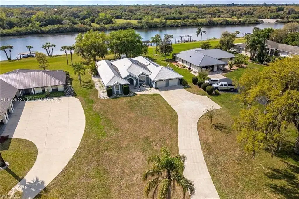 1261 Riverbend Dr, La Belle FL 33935