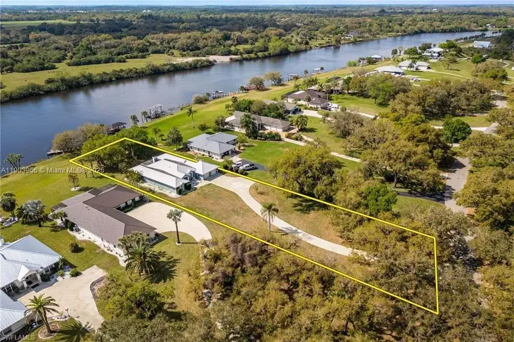 1261 Riverbend Dr, La Belle FL 33935 photo 2