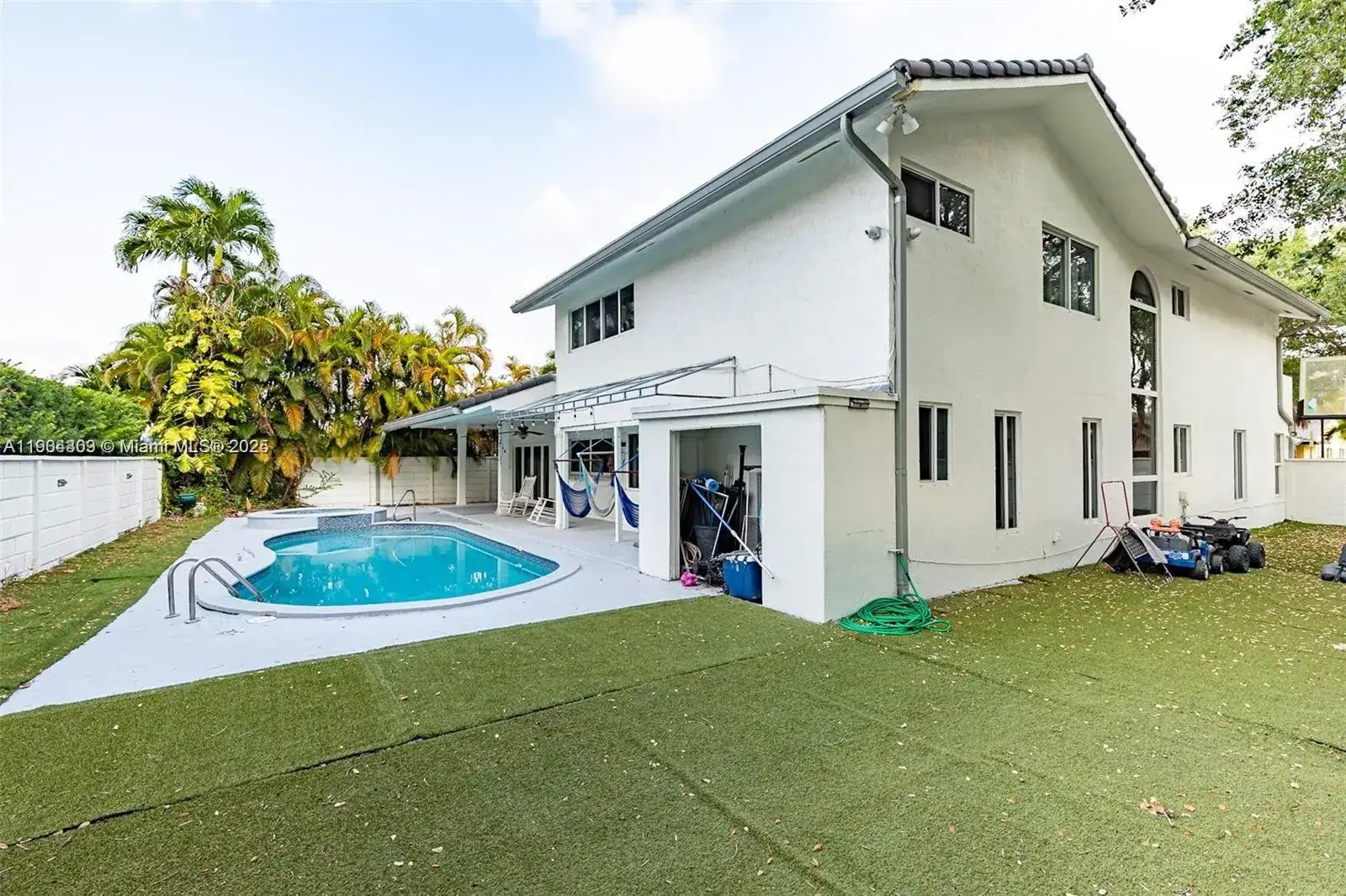 8371 NW 166th Ter, Miami Lakes FL 33016 photo 3