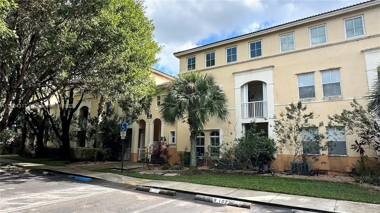 110 Jacaranda Country Club Dr # 205, Plantation FL 33324