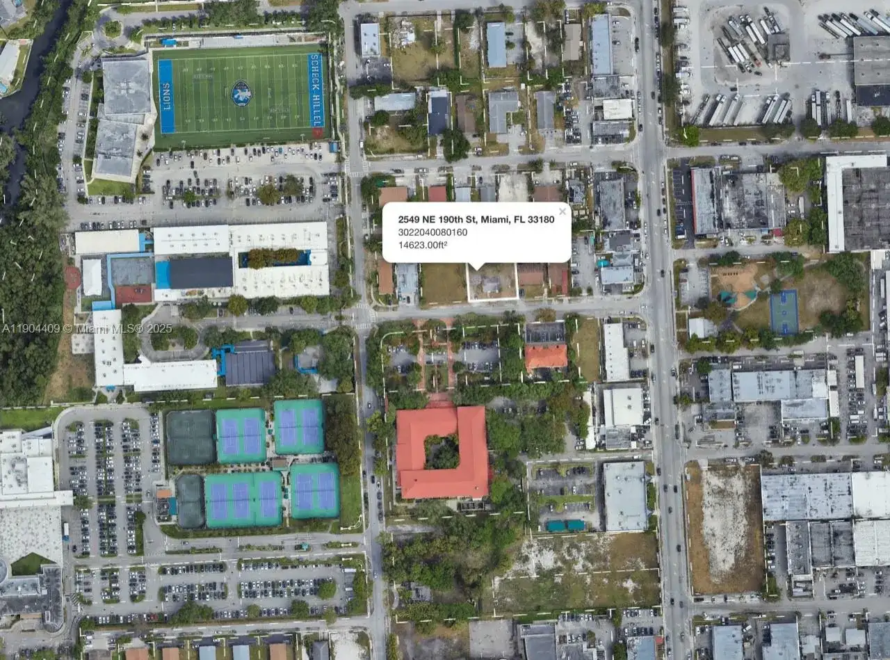 2549 NE 190th St, Miami FL 33180 photo 2