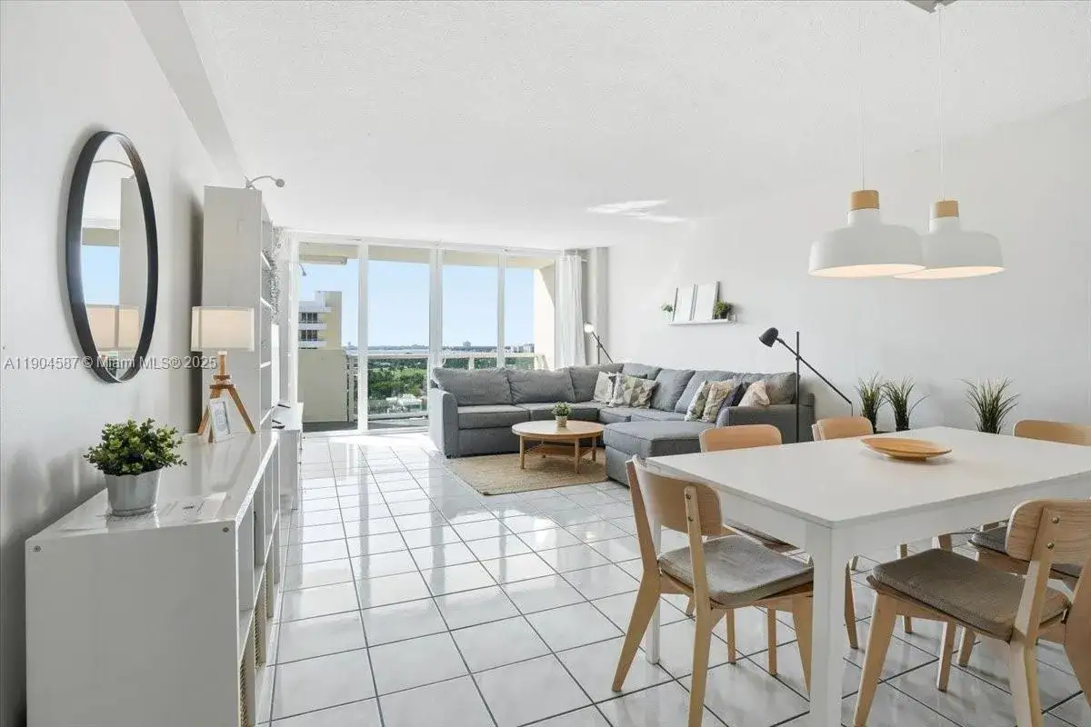 1 bedroom 1 bath Residential for sale at 5601 Collins Ave # 1517, Miami Beach FL 33140