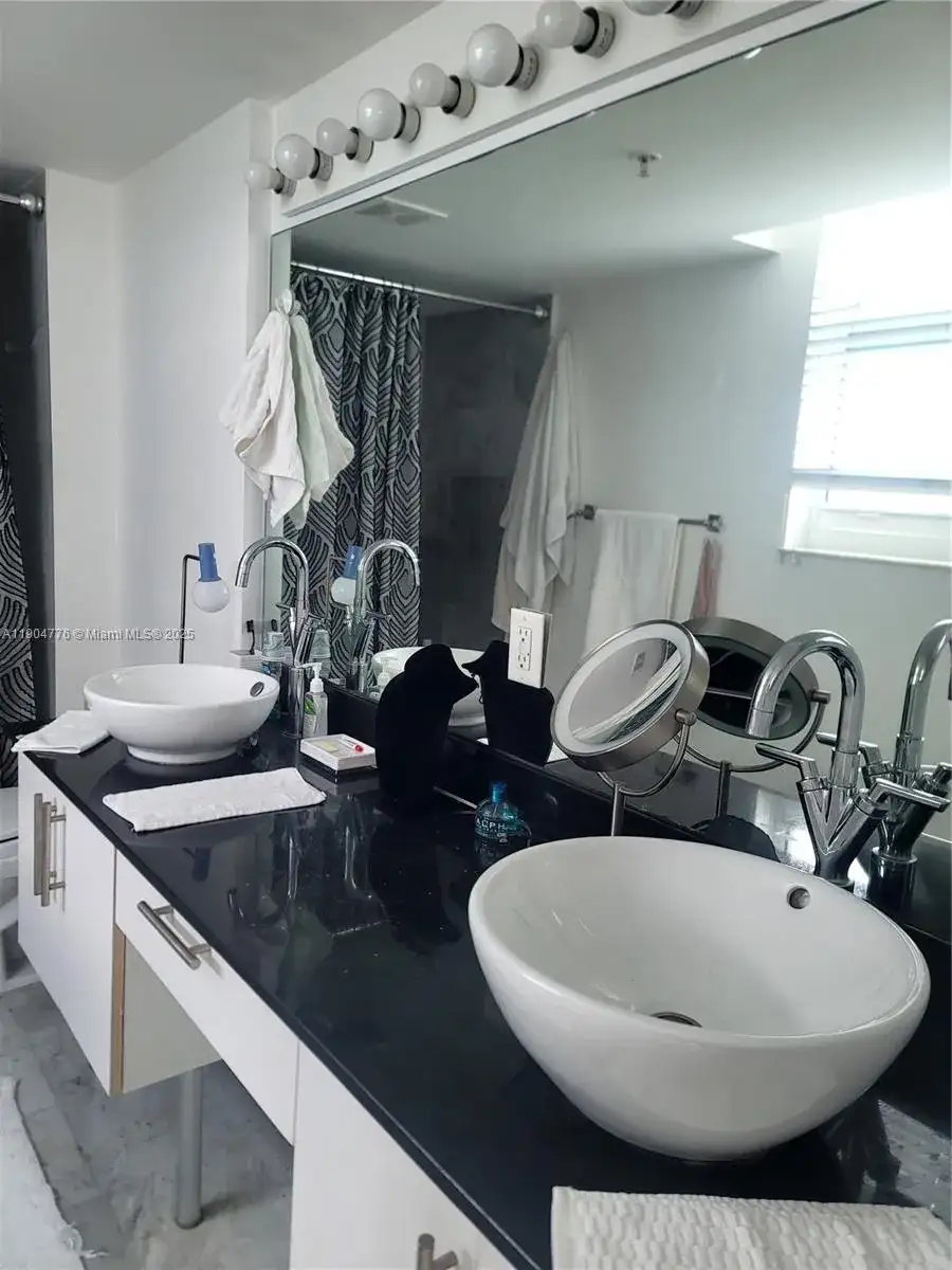 31 SE 5th St # 1402, Miami FL 33131 photo 5