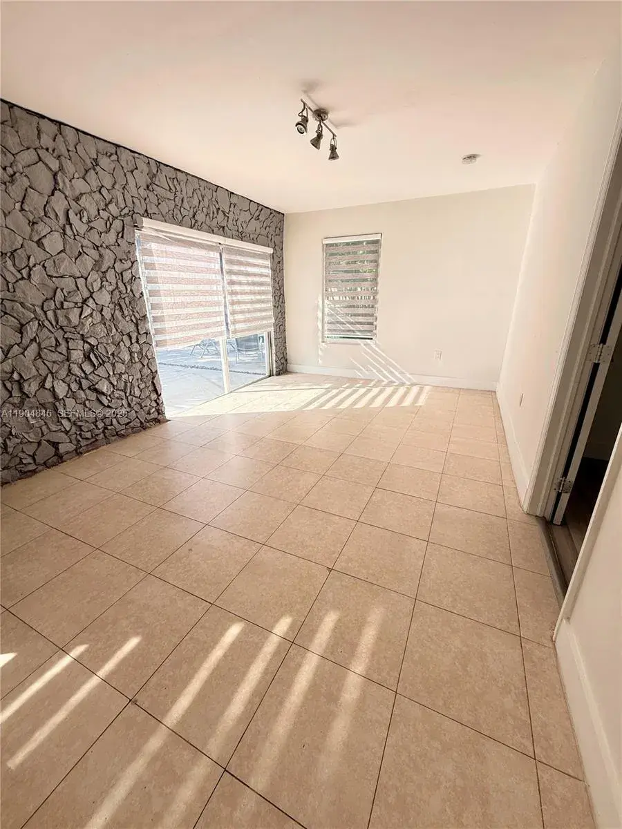 1530 N 56th Ave, Hollywood FL 33021
