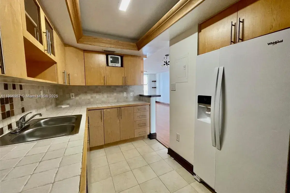 18071 Biscayne Blvd # 1102, Aventura FL 33160