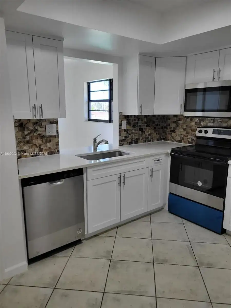1821 NE 40th Ct # 302, Pompano Beach FL 33064 photo 2