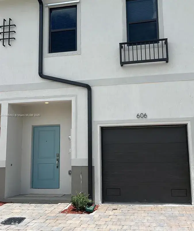 606 SW 12 st, Homestead FL 33034