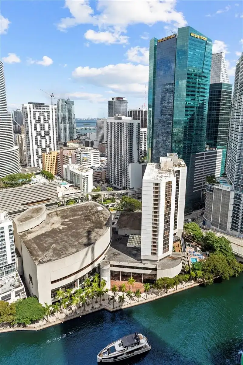 31 SE 5th St # 4018, Miami FL 33131 photo 3