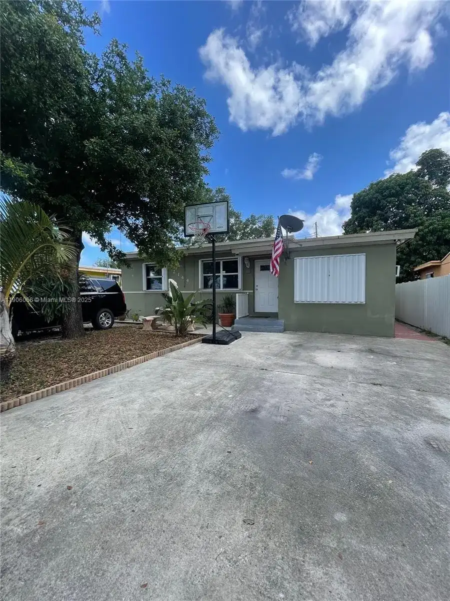 2144 NW 85th St, Miami FL 33147 photo 2