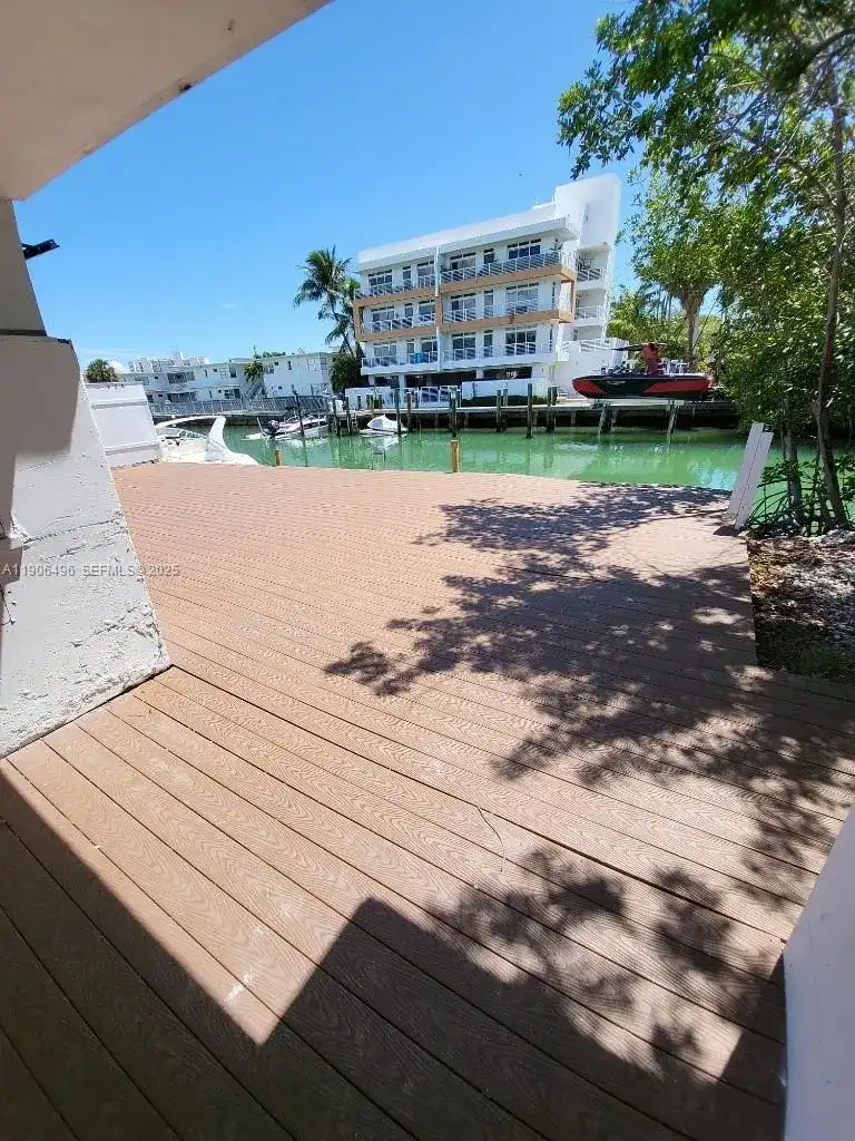 7707 Hawthorne Ave, Miami Beach FL 33141