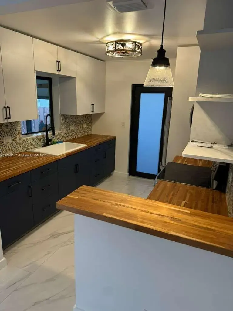 117 NE 2nd Ter, Hallandale Beach FL 33009