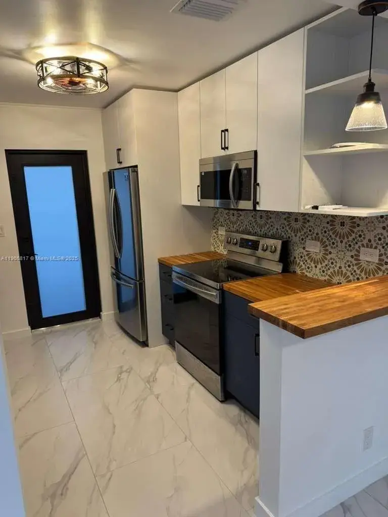 117 NE 2nd Ter, Hallandale Beach FL 33009