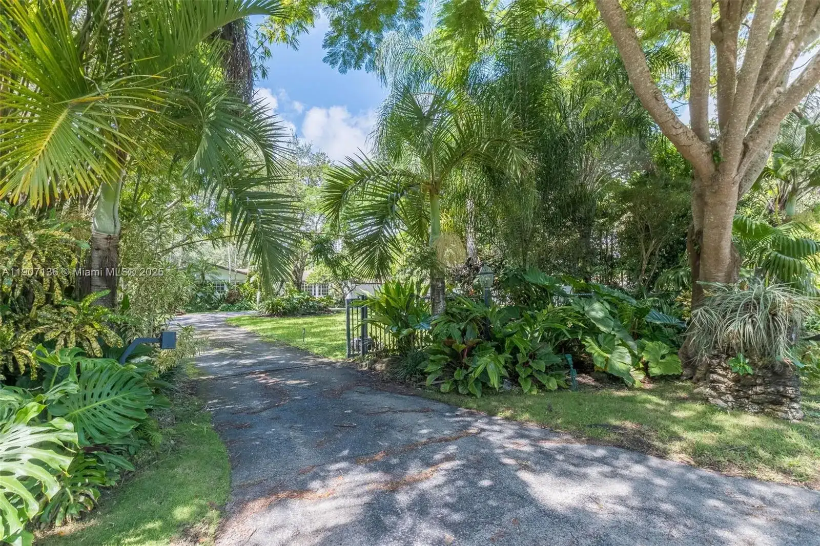 9240 SW 69th Ct, Pinecrest FL 33156 photo 2
