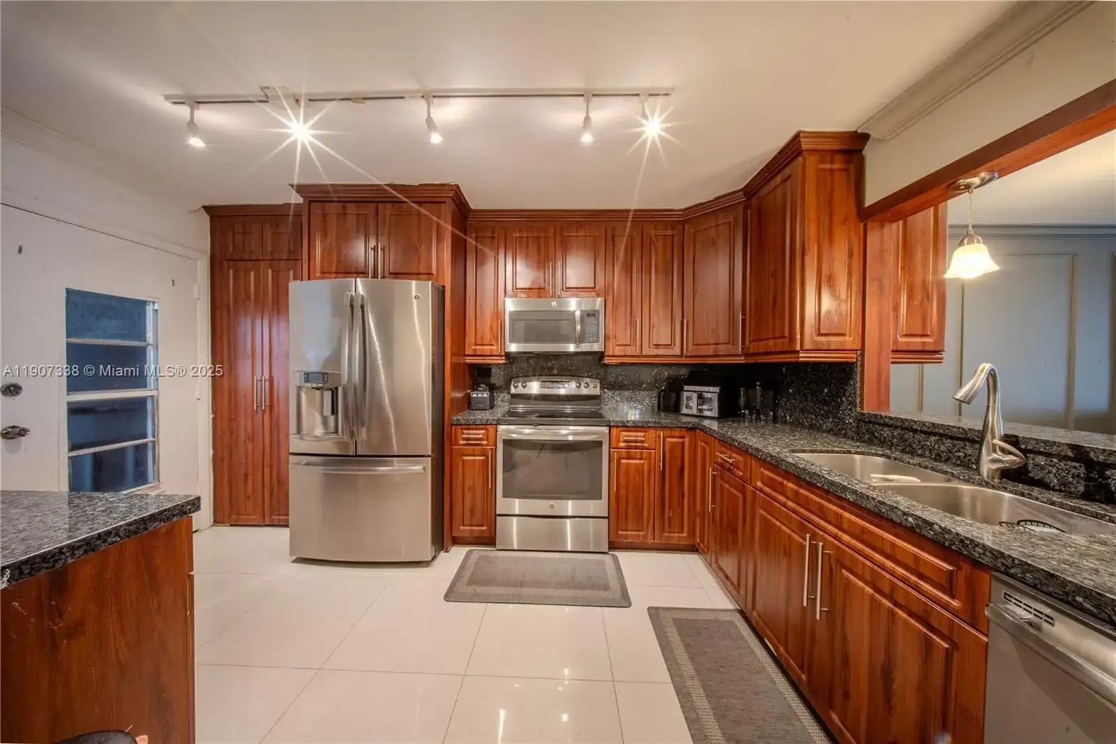 1660 NE 191st St # 1, Miami FL 33179