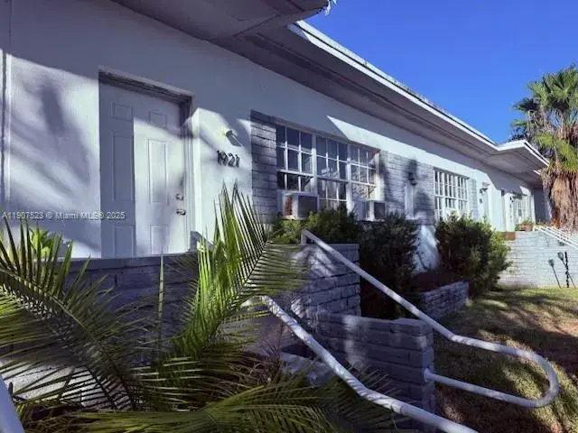 1925 Marseille Dr, Miami Beach FL 33141