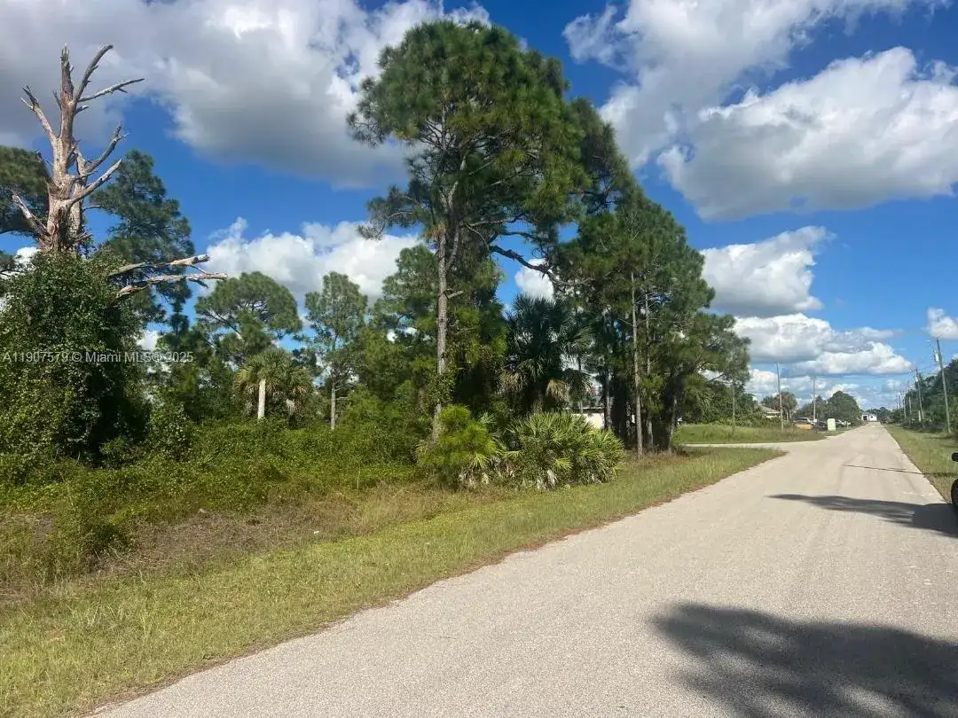 521 ROOSEVELT AVE, Lehigh Acres FL 33936 photo 2
