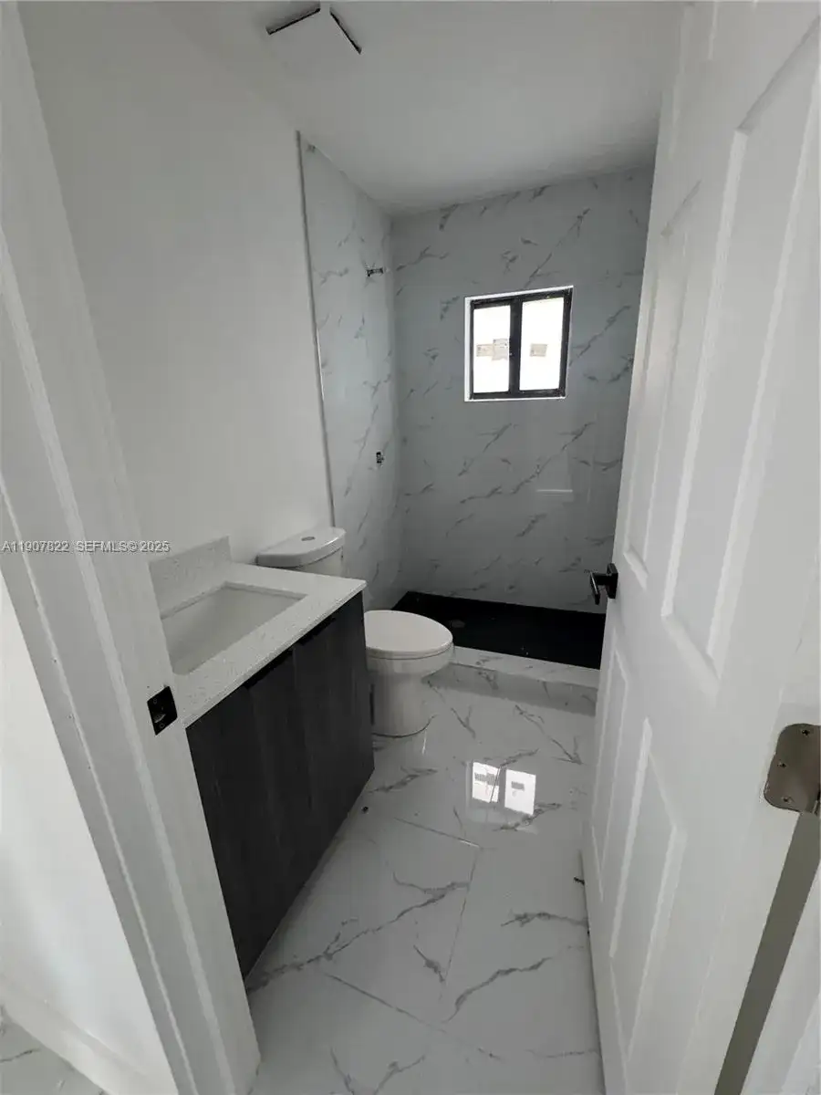 1112 NW 81st St, Miami FL 33150 photo 2