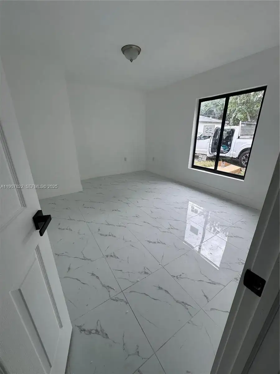 1112 NW 81st St, Miami FL 33150 photo 4
