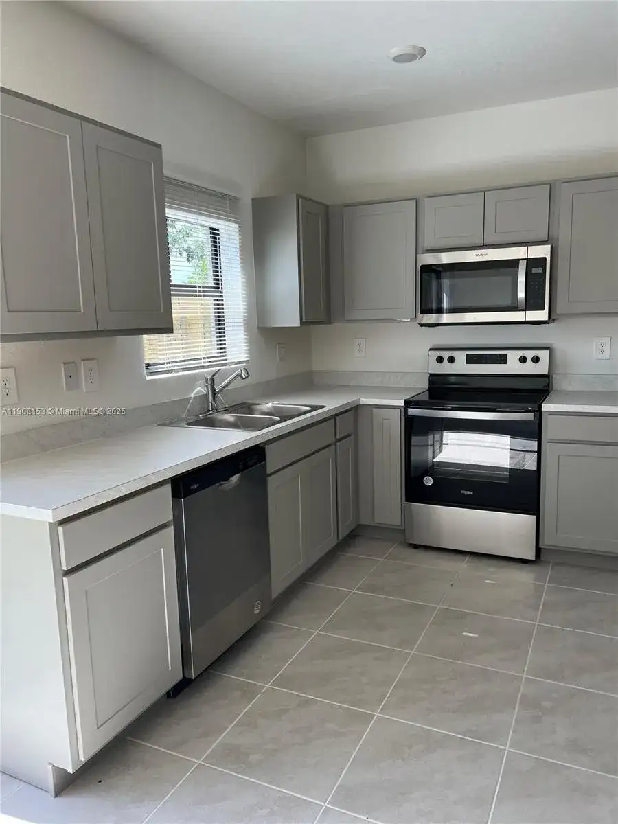 326 NE 1st Dr, Florida City FL 33034 photo 2
