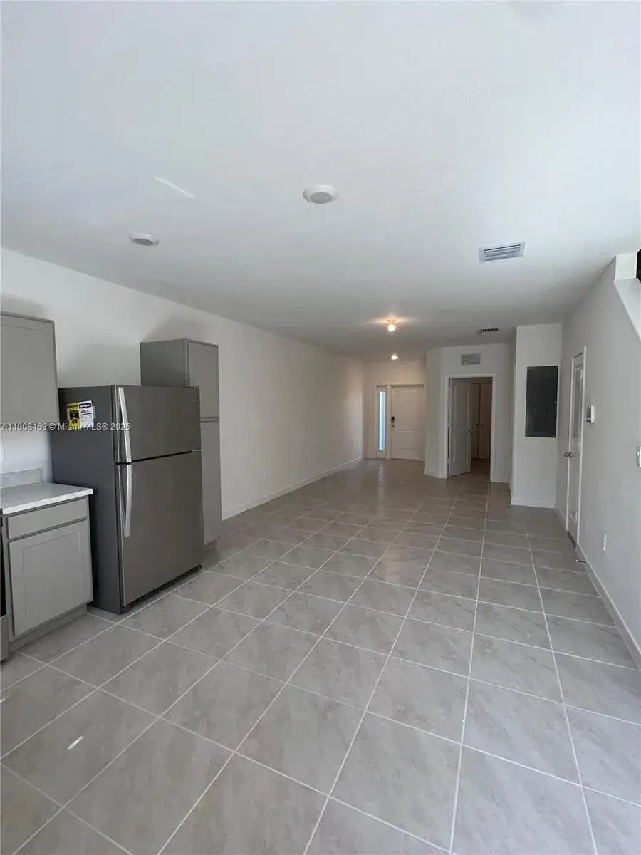 326 NE 1st Dr, Florida City FL 33034 photo 3