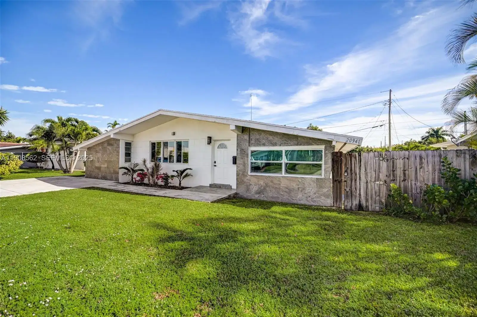 20941 NE 25th Ct, Miami FL 33180 photo 2