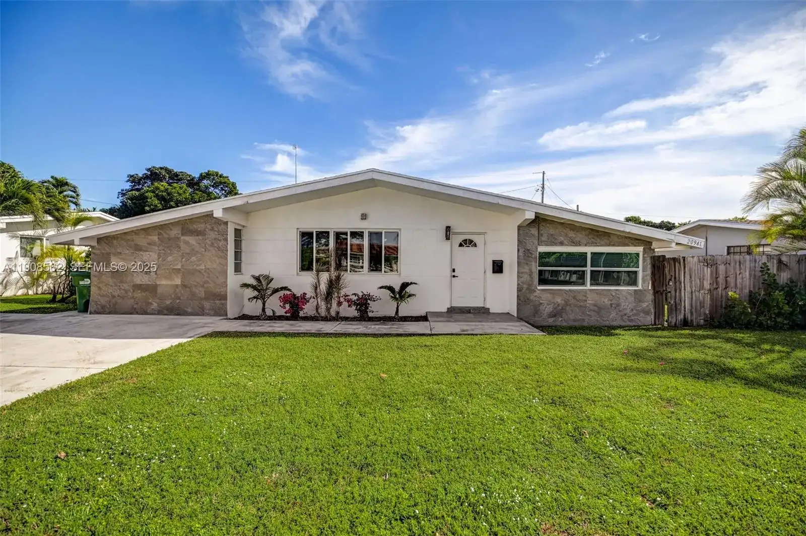 20941 NE 25th Ct, Miami FL 33180 photo 3