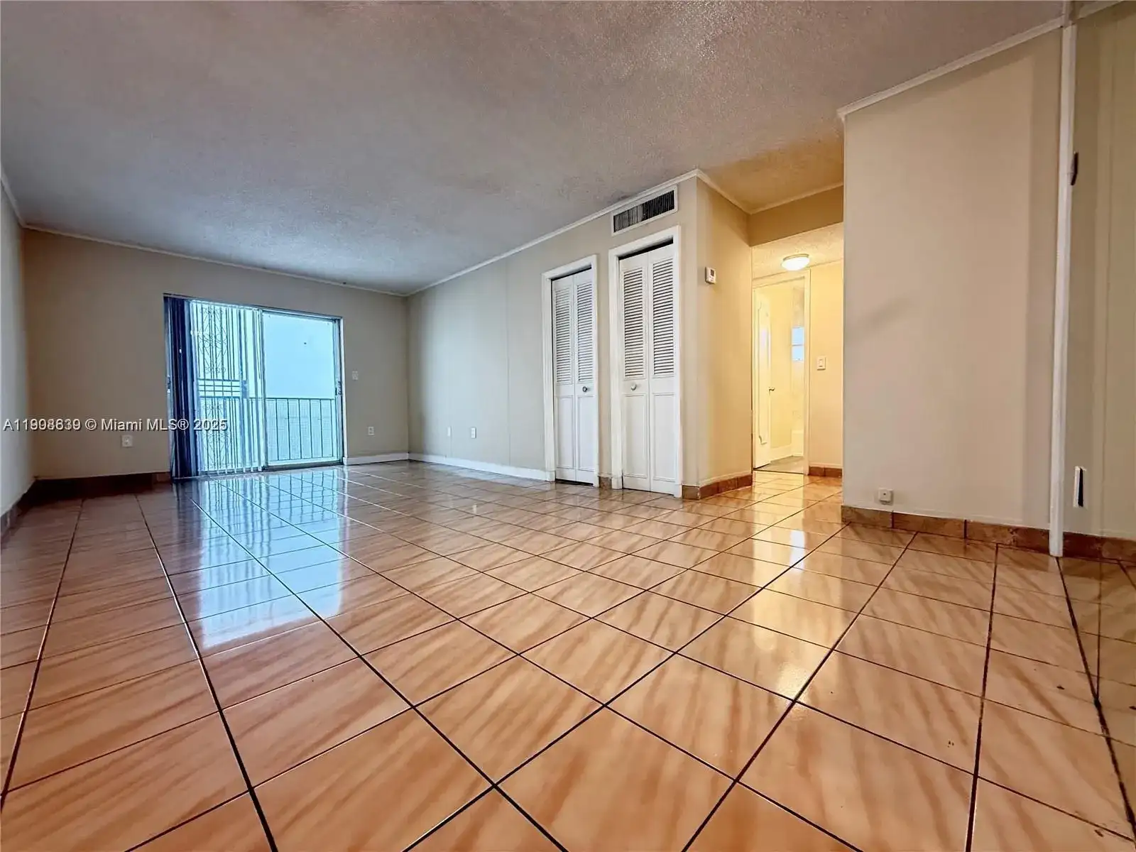 424 SW 7th St # 404, Miami FL 33130 photo 2