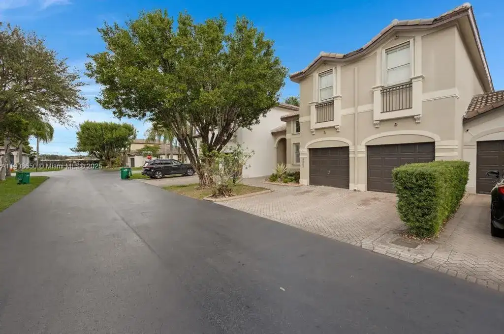 4863 NW 109th Path, Doral FL 33178 photo 2