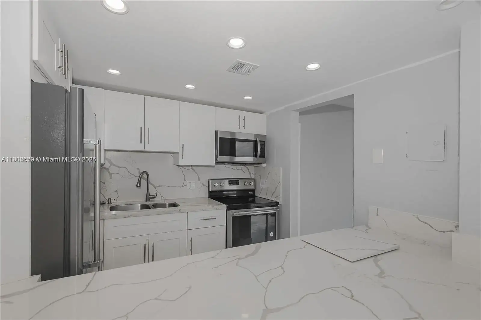20301 W Country Club Dr # 1221, Aventura FL 33180 photo 2