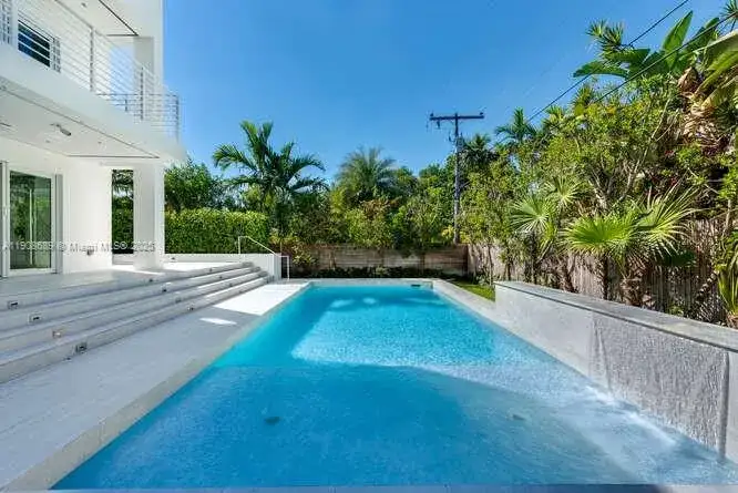 1325 Bay Dr, Miami Beach FL 33141 photo 4