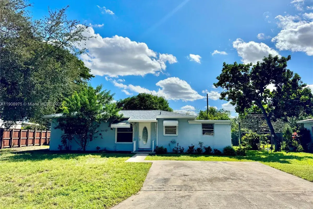 6320 Mayo St, Hollywood FL 33023