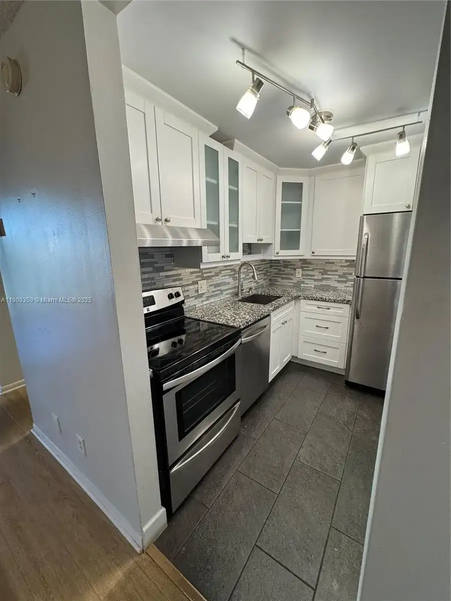 8411 NW 8th St # 203, Miami FL 33126 photo 3