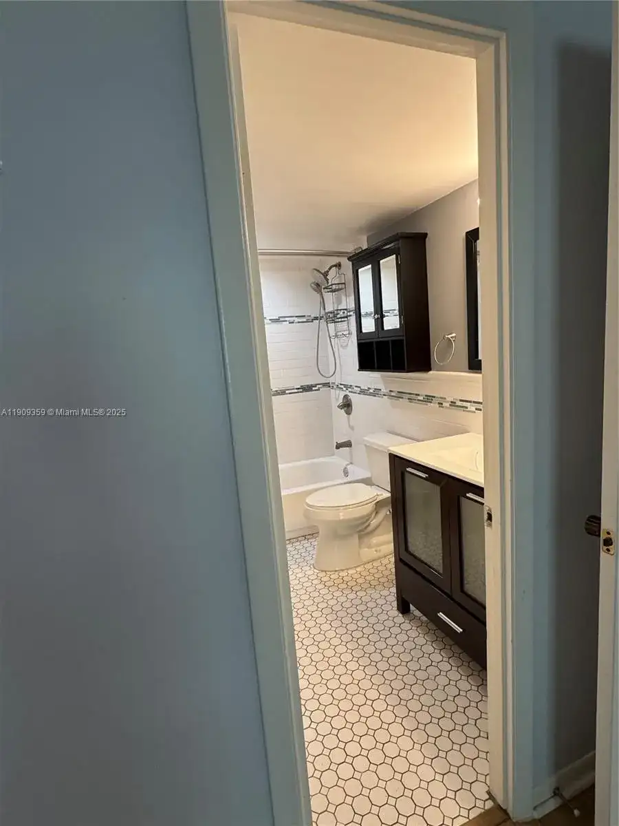 8411 NW 8th St # 203, Miami FL 33126 photo 4