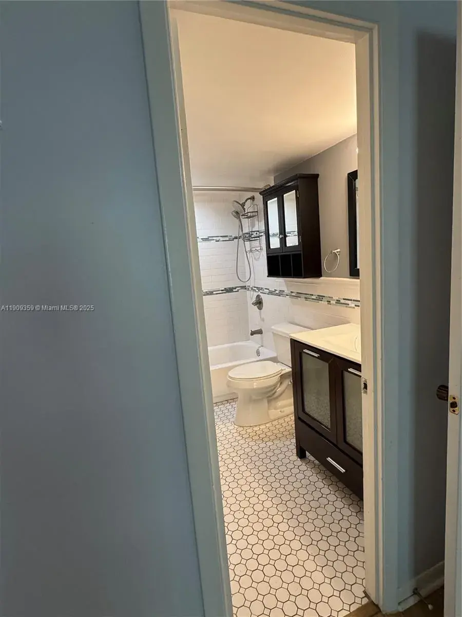 8411 NW 8th St # 203, Miami FL 33126