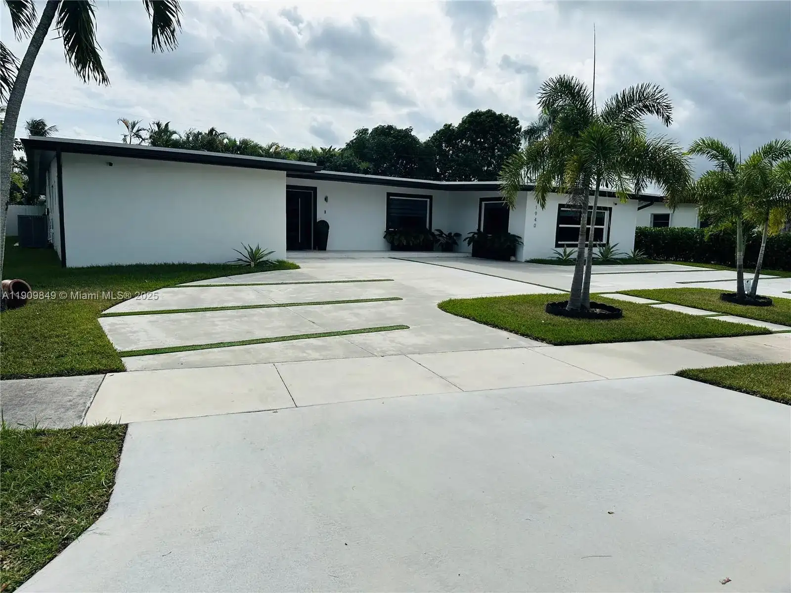 1940 NE 186th Dr, North Miami Beach FL 33179 photo 2