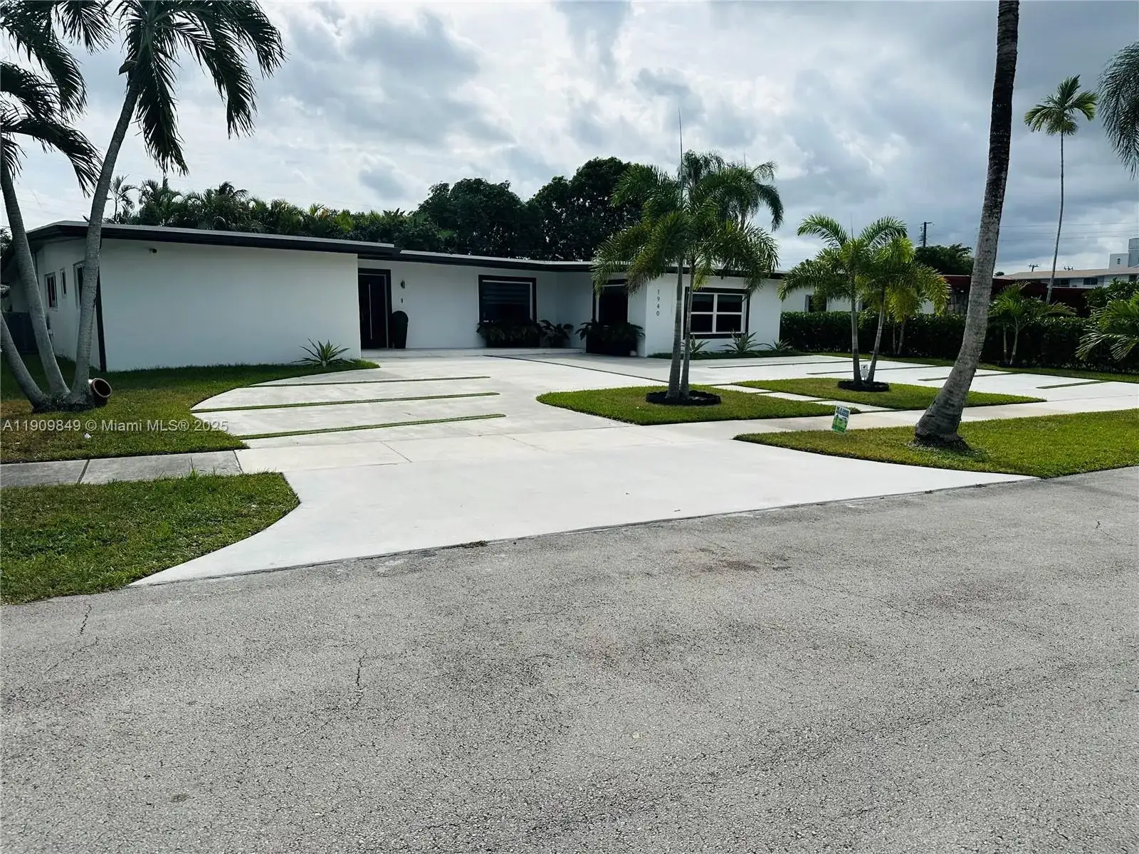 1940 NE 186th Dr, North Miami Beach FL 33179 photo 3