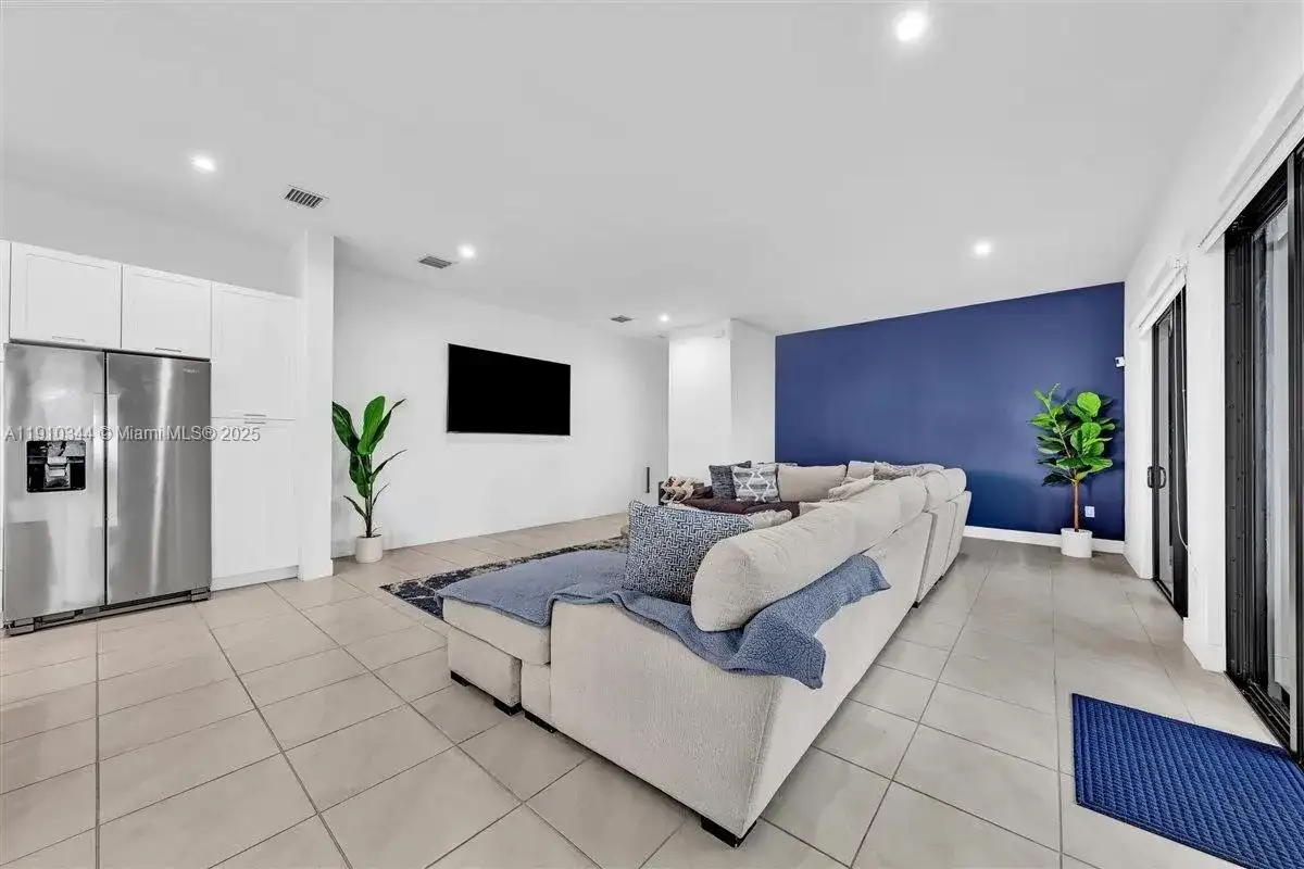 4346 NW 81st Ave, Doral FL 33166 photo 2
