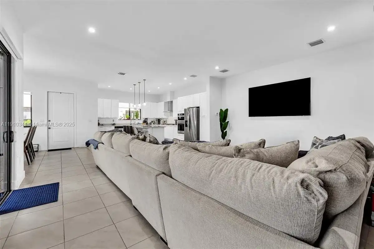 4346 NW 81st Ave, Doral FL 33166 photo 5