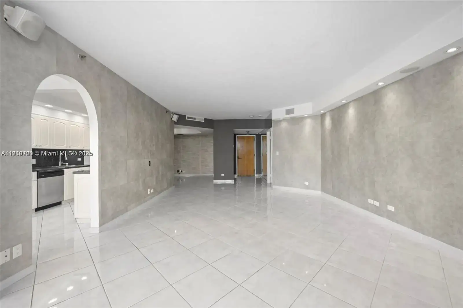 20191 E Country Club Dr, Aventura FL 33180 photo 3
