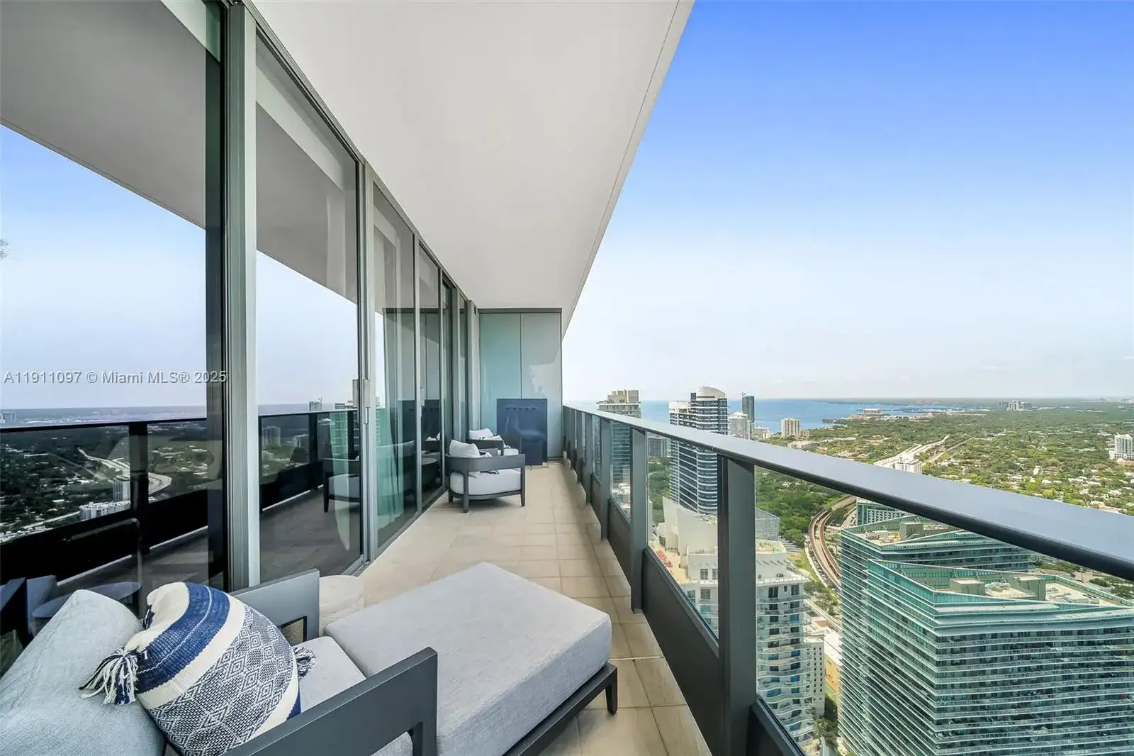 1000 Brickell Plz, Miami FL 33131 photo 3