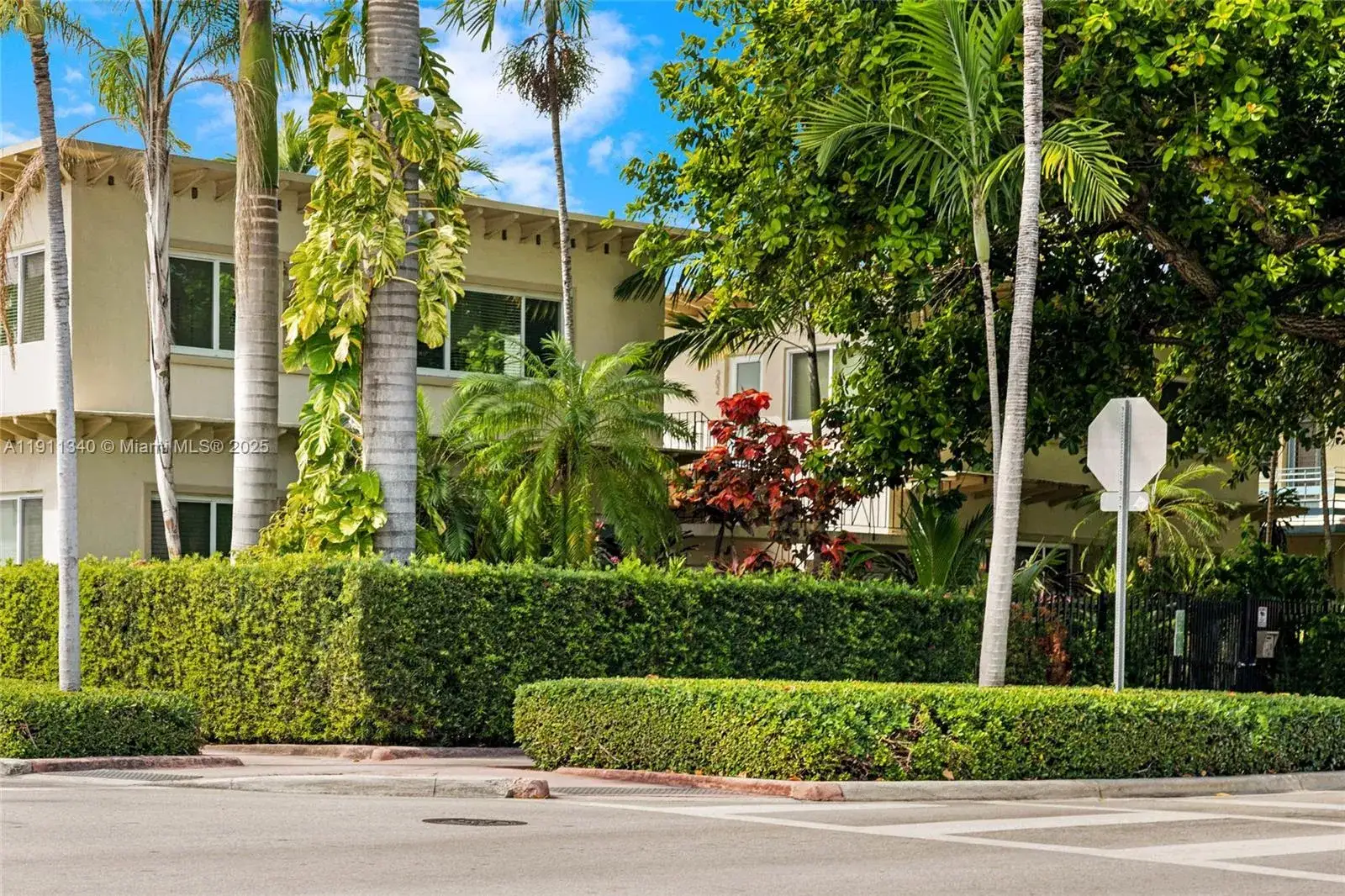 1 bedroom 1 bath Residential for sale at 900 Meridian Ave # 110, Miami Beach FL 33139
